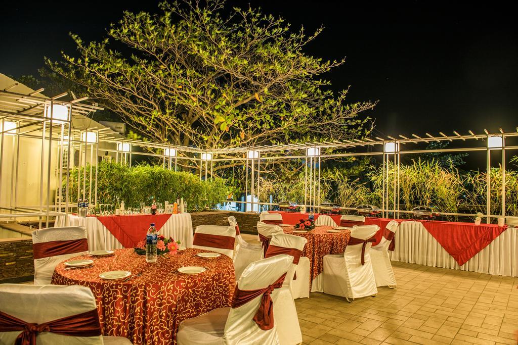 The Red Maple Mashal Indore Buitenkant foto